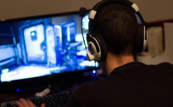 5 avantaje ale unui scaun de gaming gamer jucandu-se
