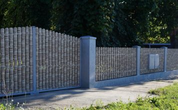 Împrejmuiește-ți terenul cu un gard modern din șipcă metalică asortat cu acoperişul Împrejmuiește-ți terenul cu un gard modern din șipcă metalică asortat cu acoperişul