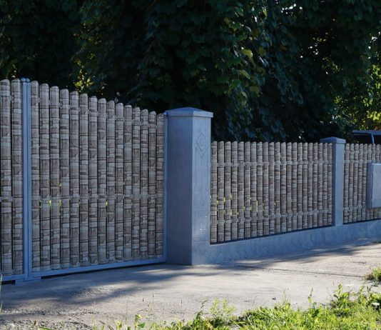 Împrejmuiește-ți terenul cu un gard modern din șipcă metalică asortat cu acoperişul