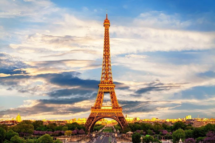 Tâmplăria specifică locuinţelor din Paris în special şi din Franţa în general